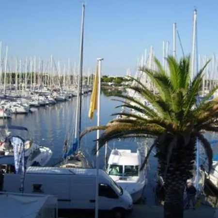 Le Quai D'honneur Vue Port De Plaisance
