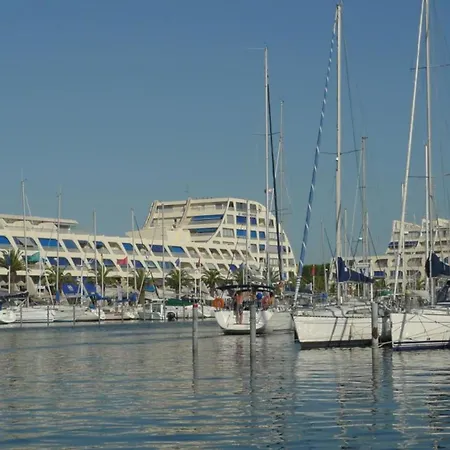 Le Quai D'honneur Vue Port De Plaisance لو غراو دو روا