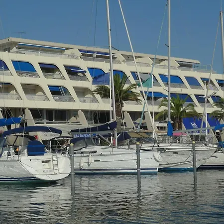 Le Quai D'honneur Vue Port De Plaisance *